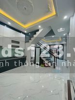 Nhà độc lập cách trung tâm Hành Chính Quận Kiến An chỉ vài trăm mét.