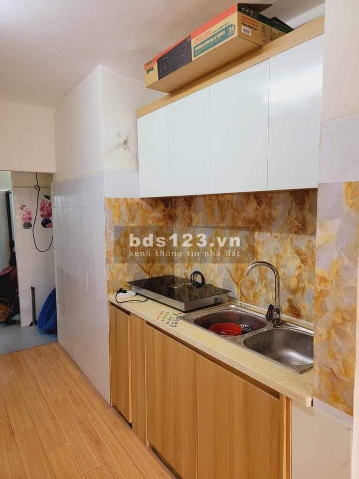 Bán căn hộ phố Quỳnh Mai, Hai Bà Trưng 70m, giá 2.3 tỷ.