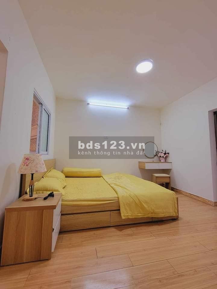 Bán căn hộ phố Quỳnh Mai, Hai Bà Trưng 70m, giá 2.3 tỷ.