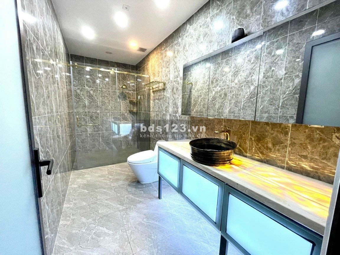 Quá rẻ, penthouse 300M2, nhỉnh 6 tỷ full nội thất toàn hàng Đức