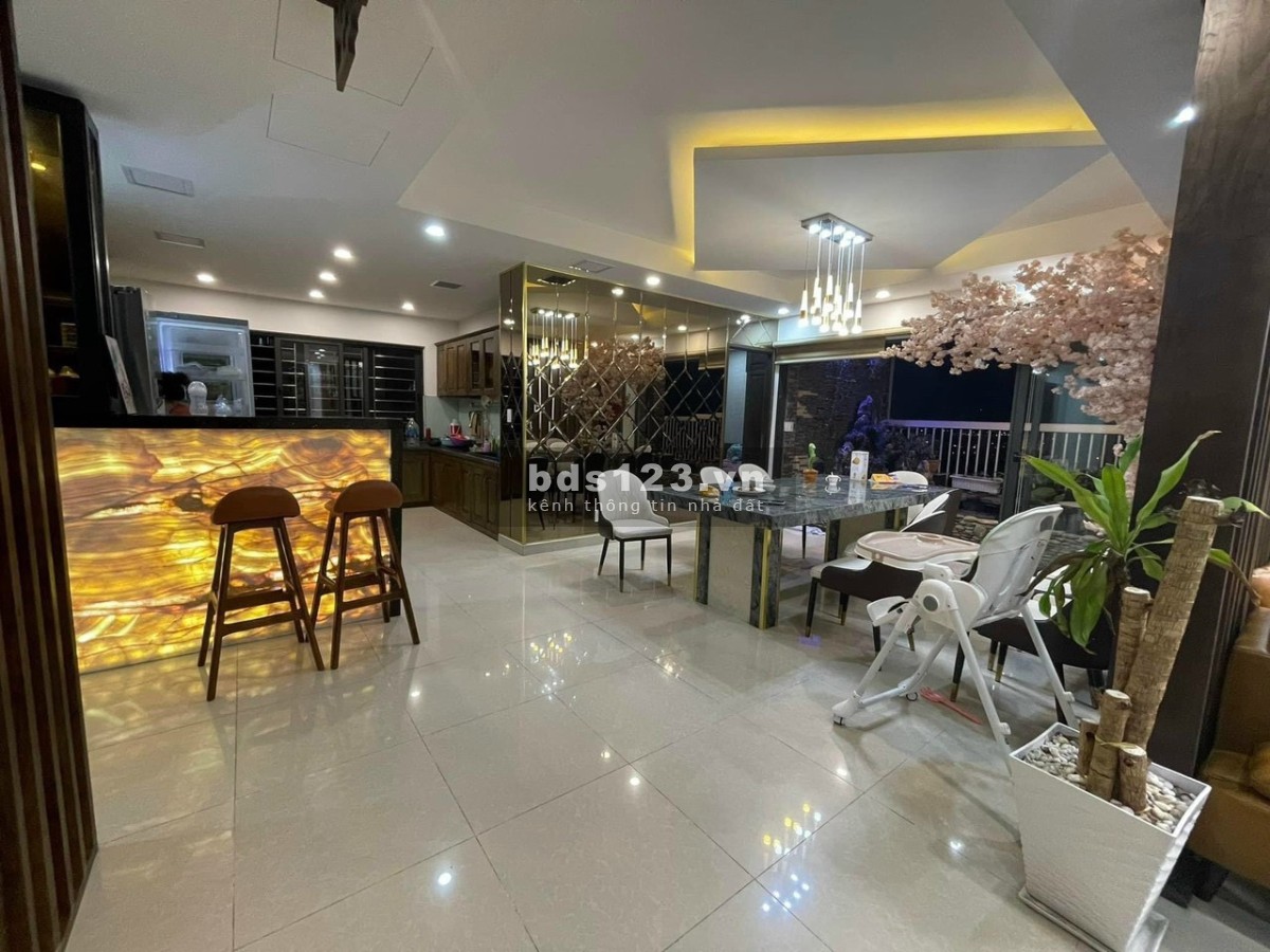 Quá rẻ, penthouse 300M2, nhỉnh 6 tỷ full nội thất toàn hàng Đức