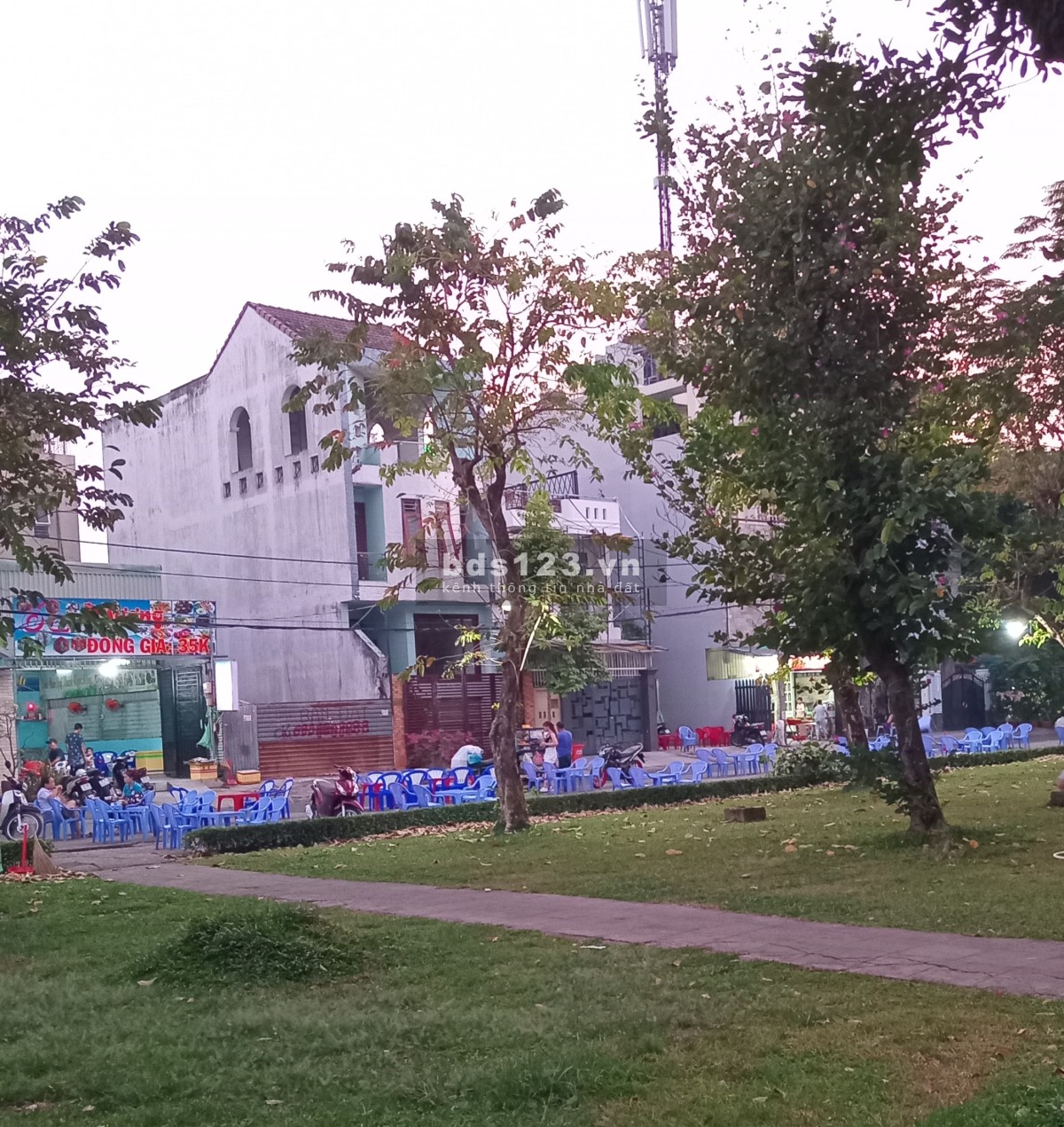Nhà mặt tiện 1 trệt, 3 lầu, mặt tiền đối diện công viên