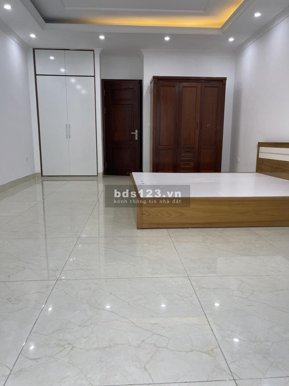 Bán nhà trong khu phân lô Dich vụ Vạn Phúc