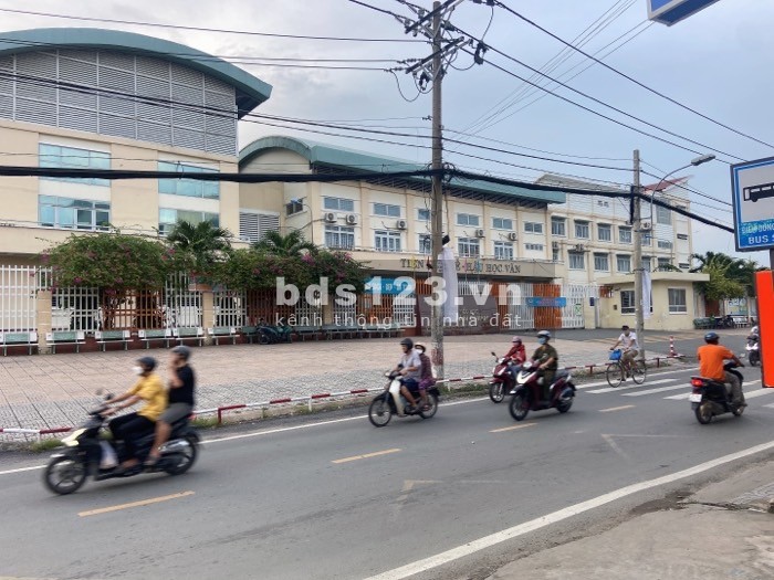 Bán nhà 70m2 hẻm xe hơi ngang 5m gần UBND P. Tăng Nhơn Phú B gía 4 tỷ