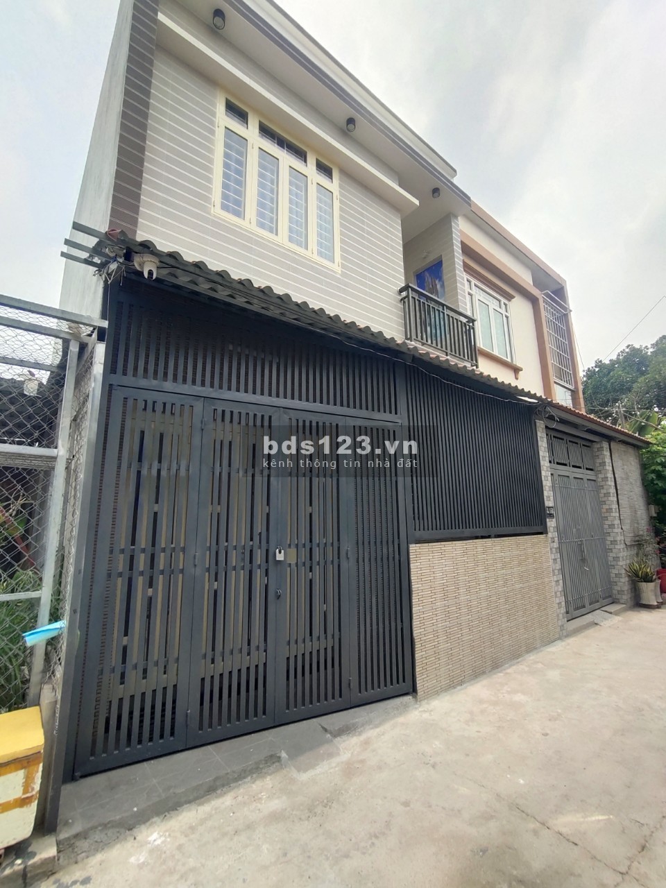 Nhà mới xây 4pn hẻm xe tải, sẵn máy lạnh, quạt, rèm