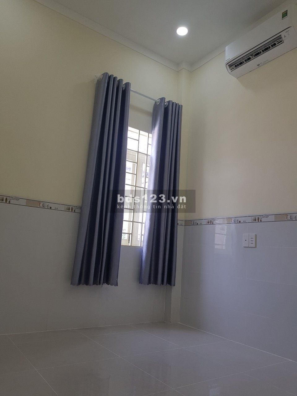 Nhà mới xây 4pn hẻm xe tải, sẵn máy lạnh, quạt, rèm
