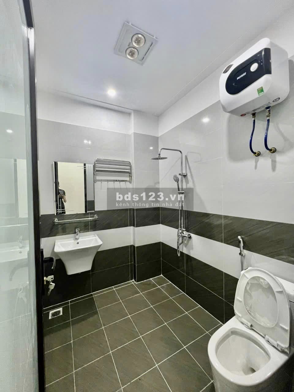 Em bán căn nhà 50m2 cạnh dự án Nhà Ở, Chung Cư cao tầng tại Bùi Viện, Kiến An