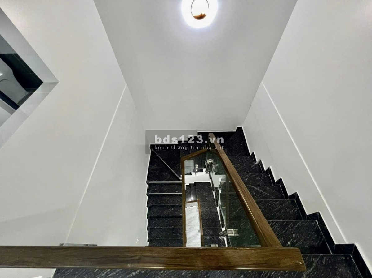 Em bán căn nhà 50m2 cạnh dự án Nhà Ở, Chung Cư cao tầng tại Bùi Viện, Kiến An