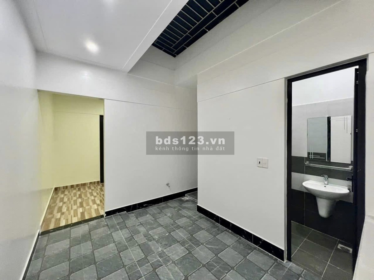 Em bán căn nhà 50m2 cạnh dự án Nhà Ở, Chung Cư cao tầng tại Bùi Viện, Kiến An