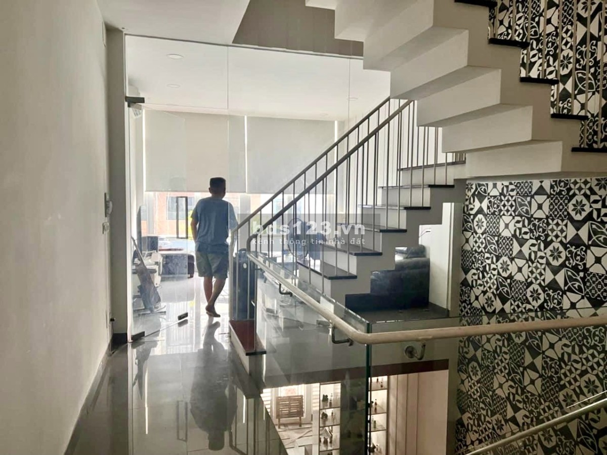 Bán nhà 3 tầng, dt 4x15m, đường Nguyễn Thị Thập, gần PMH, giá 10 tỷ