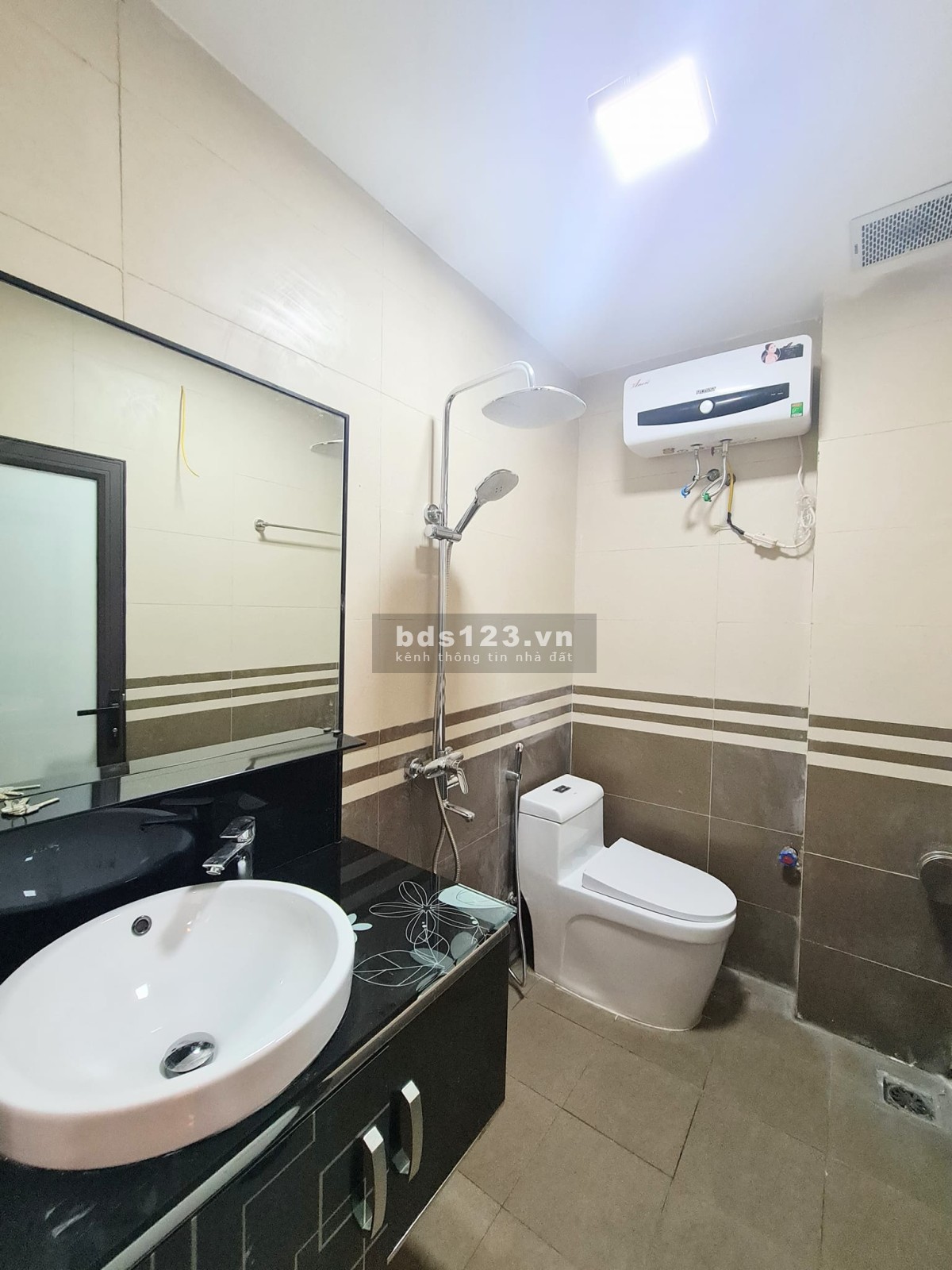 Bán nhà Xuân La, vài bước ra Hồ Tây, diện tích 50M2, mặt tiền 4.2M, nhỉnh 7 tỷ, LH: 0983739832.