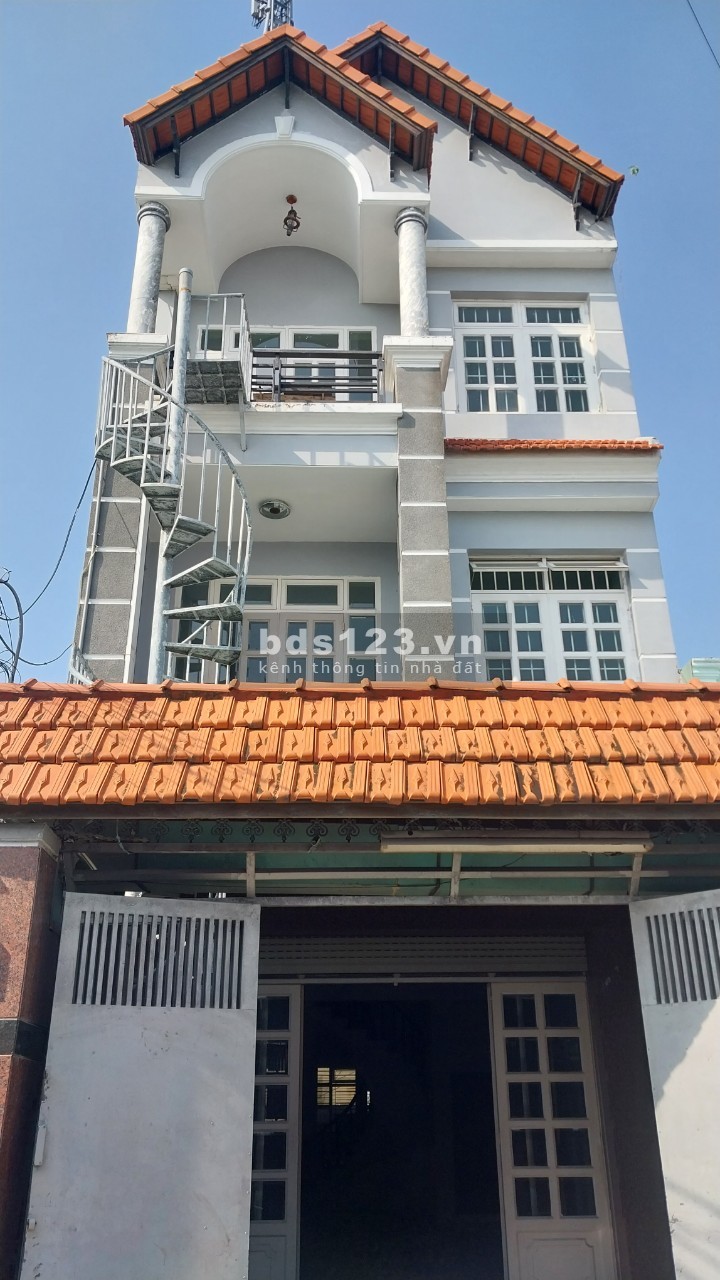 Cho thuê nhà đẹp 1 trệt 2 lầu 320m2 ngay ủy ban ND xã Tân Xuân, Hóc Môn