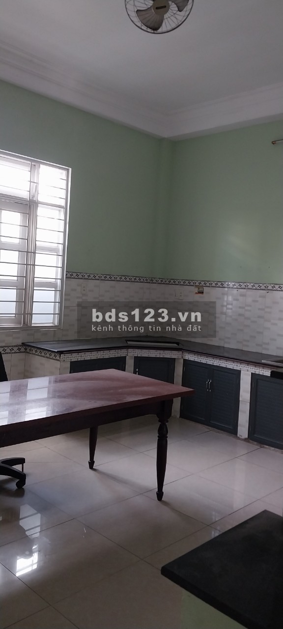 Cho thuê nhà đẹp 1 trệt 2 lầu 320m2 ngay ủy ban ND xã Tân Xuân, Hóc Môn