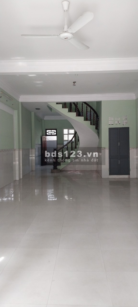 Cho thuê nhà đẹp 1 trệt 2 lầu 320m2 ngay ủy ban ND xã Tân Xuân, Hóc Môn