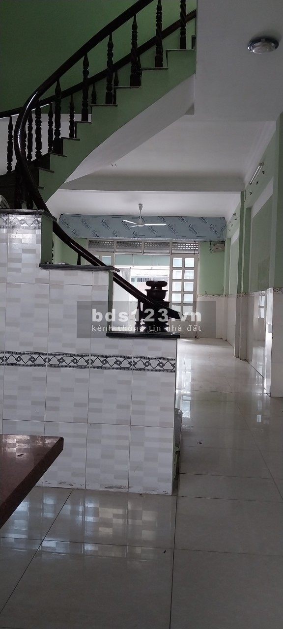 Cho thuê nhà đẹp 1 trệt 2 lầu 320m2 ngay ủy ban ND xã Tân Xuân, Hóc Môn