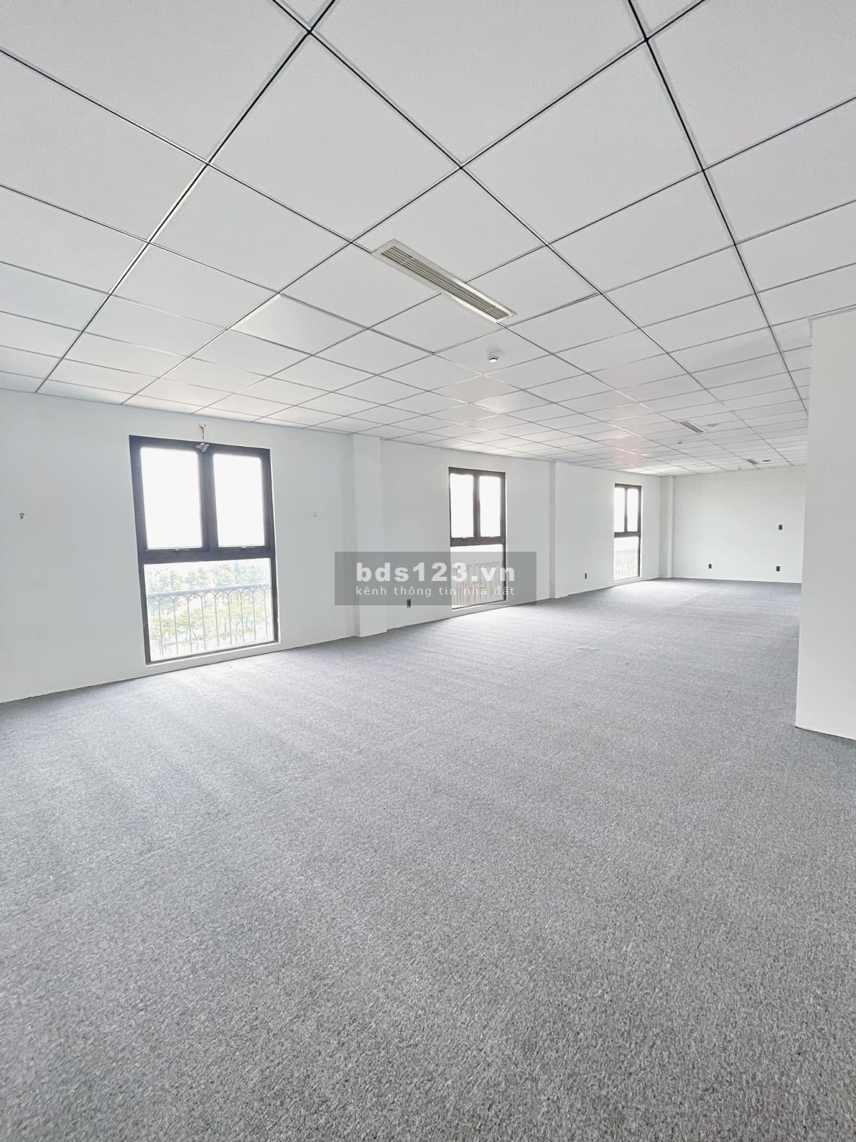 Cho thuê văn phòng 150m2 view kính, cửa sổ tại Hoàng Sa, Quận 1
