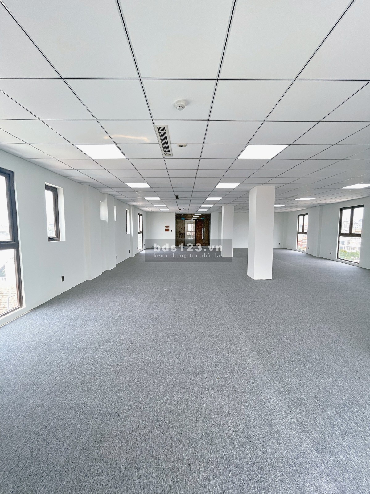 Cho thuê văn phòng 150m2 view kính, cửa sổ tại Hoàng Sa, Quận 1