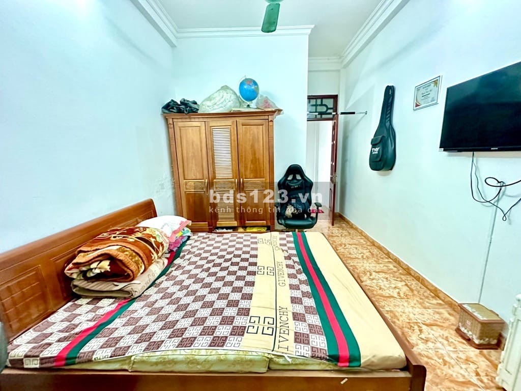 Nhà Hào Nam, Cần bán gấp, 33m2 7.2 ty, thang may, ô tô đỗ cổng.