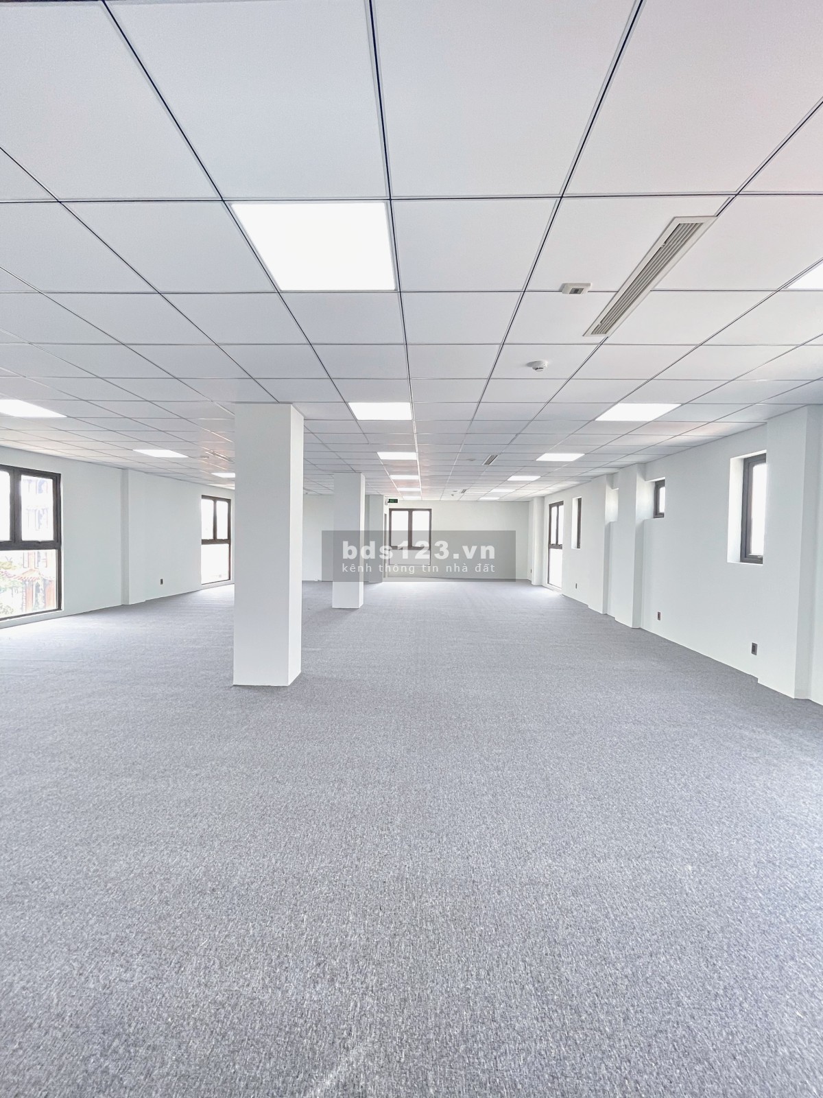 Cho thuê văn phòng 150m2 view kính, cửa sổ tại Hoàng Sa, Quận 1