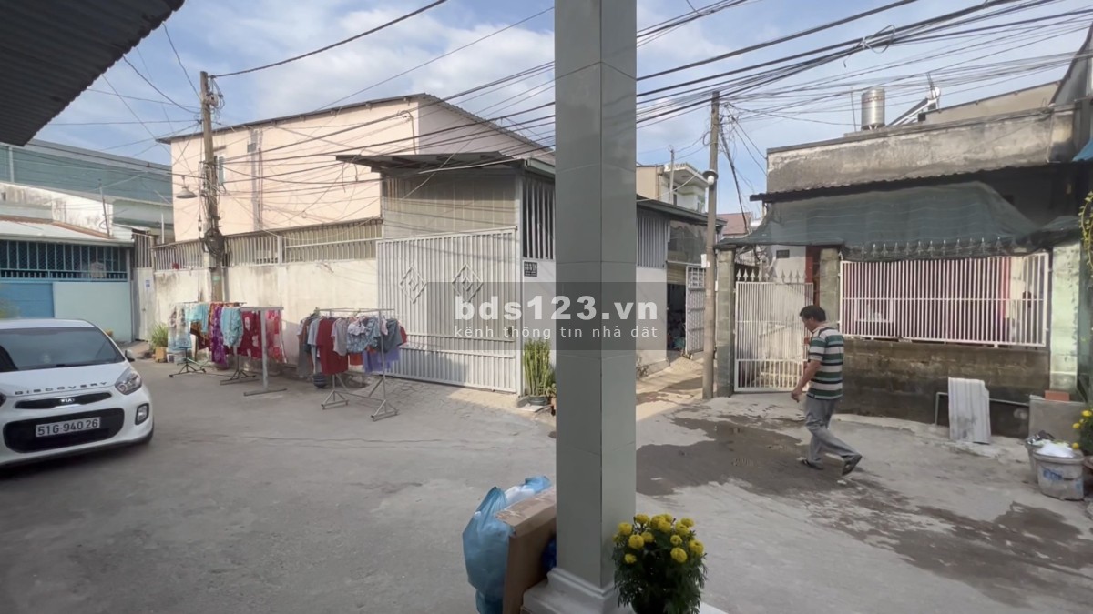 Nhà đẹp 100m2, hẻm oto, có 3 phòng ngủ, gác rộng.