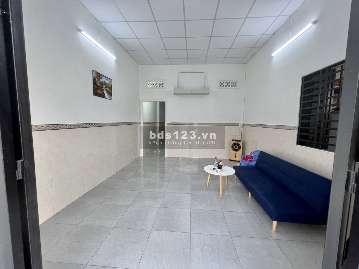 Nhà đẹp 100m2, hẻm oto, có 3 phòng ngủ, gác rộng.