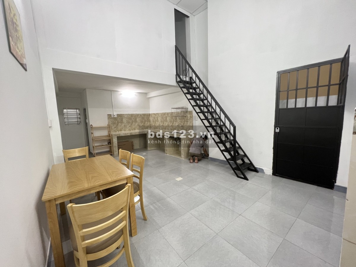Nhà đẹp 100m2, hẻm oto, có 3 phòng ngủ, gác rộng.