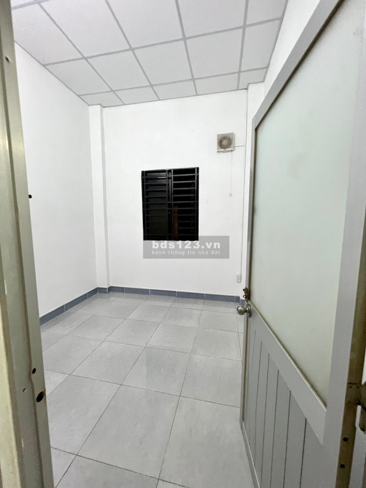 Nhà đẹp 100m2, hẻm oto, có 3 phòng ngủ, gác rộng.