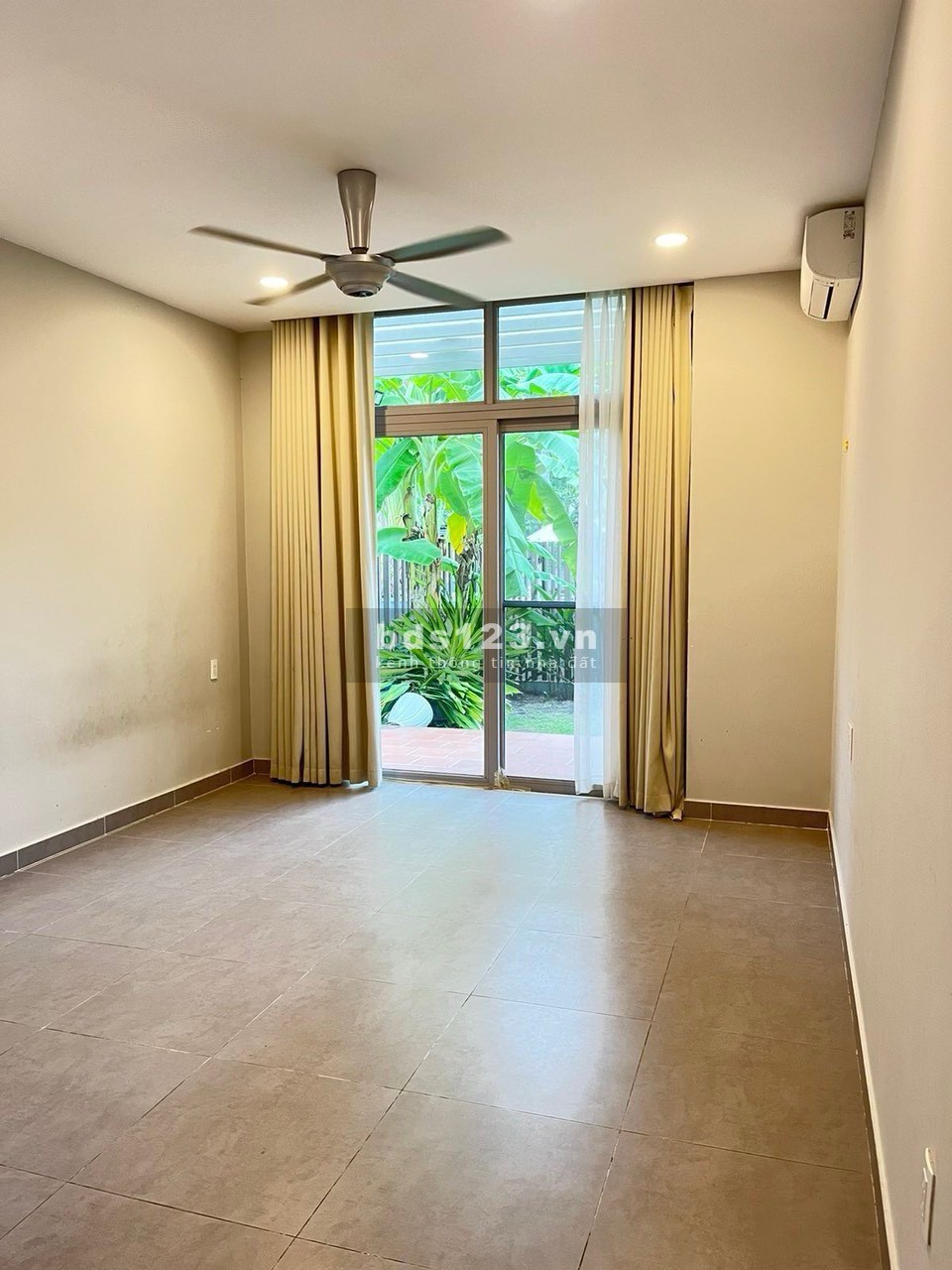 Cần bán biệt thự RIVIERA COVE ven sông, 501m2 1 trệt 2 lầu 5PN, Nội thất như hình, giá chỉ 52 tỷ TL