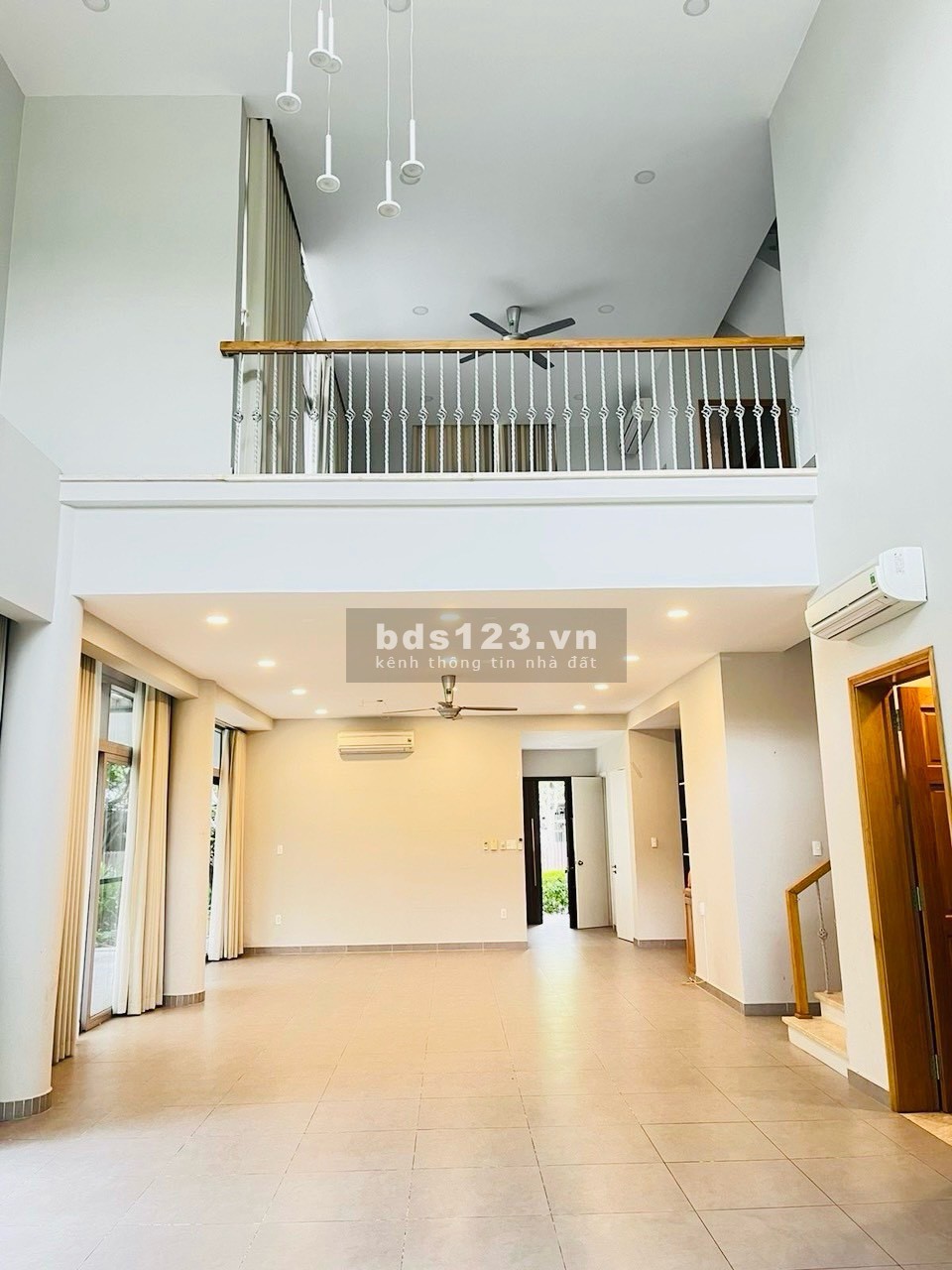 Cần bán biệt thự RIVIERA COVE ven sông, 501m2 1 trệt 2 lầu 5PN, Nội thất như hình, giá chỉ 52 tỷ TL