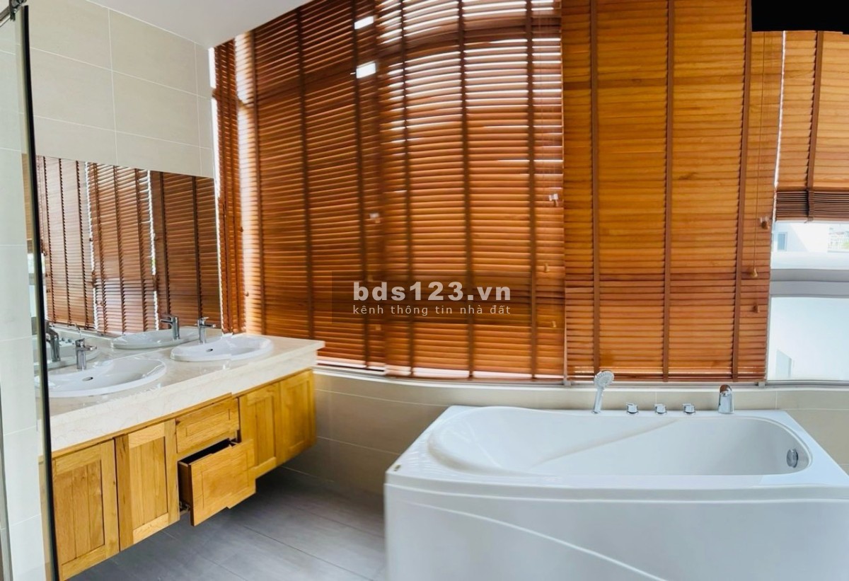 Cần bán biệt thự RIVIERA COVE ven sông, 501m2 1 trệt 2 lầu 5PN, Nội thất như hình, giá chỉ 52 tỷ TL
