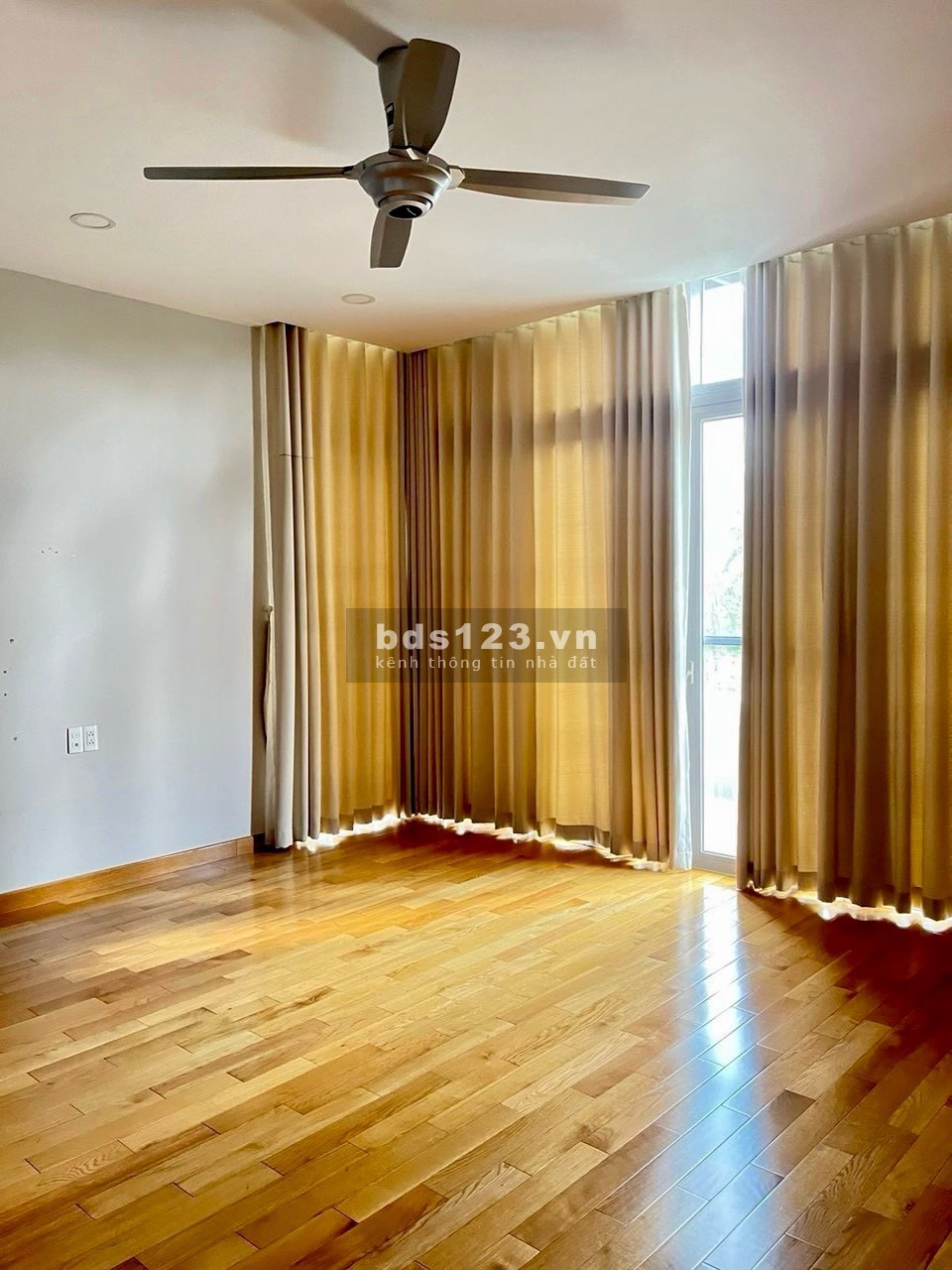 Cần bán biệt thự RIVIERA COVE ven sông, 501m2 1 trệt 2 lầu 5PN, Nội thất như hình, giá chỉ 52 tỷ TL