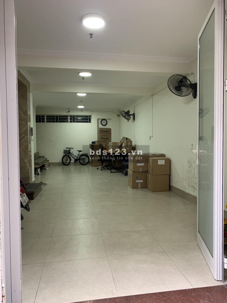 Chủ nhà cho thuê Tầng 1 & tầng 2 làm văn phòng, đường ô tô tránh nhau, vị trí thuận tiện đi các tỉnh