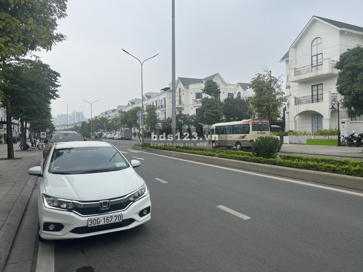 Shophouse sổ lâu dài, hoàn thiện mặt đường 30m, gần Vincom, giá 20.5 tỷ Vin Gia Lâm (0985941715)