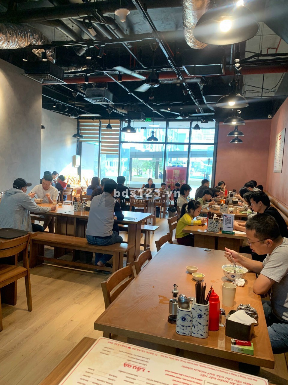 Cho thuê Mặt Bằng kinh doanh đẹp, DT 130m2 tại chân đế Chung cư Mipec Xuân Thủy Cầu Giấy, Hà Nội.