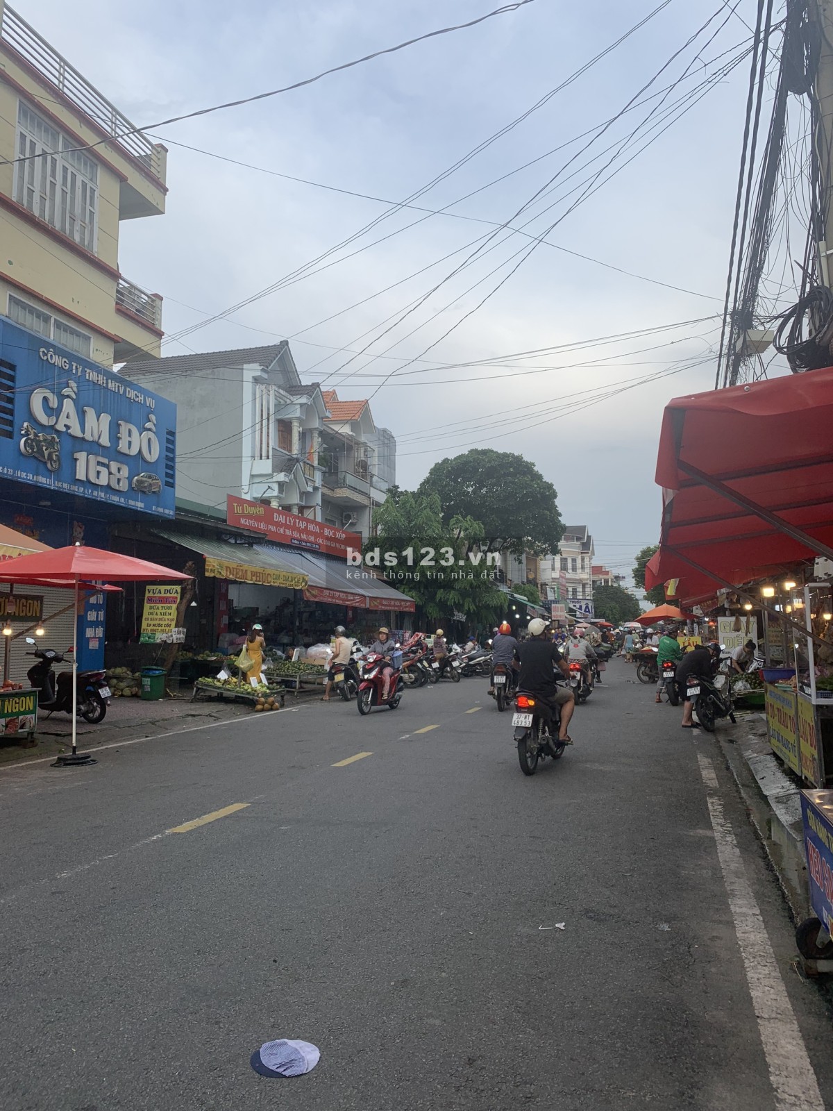 Cần bán gấp lô đất mặt tiền chợ Việt Sing, bề ngang rộng, full thổ cư