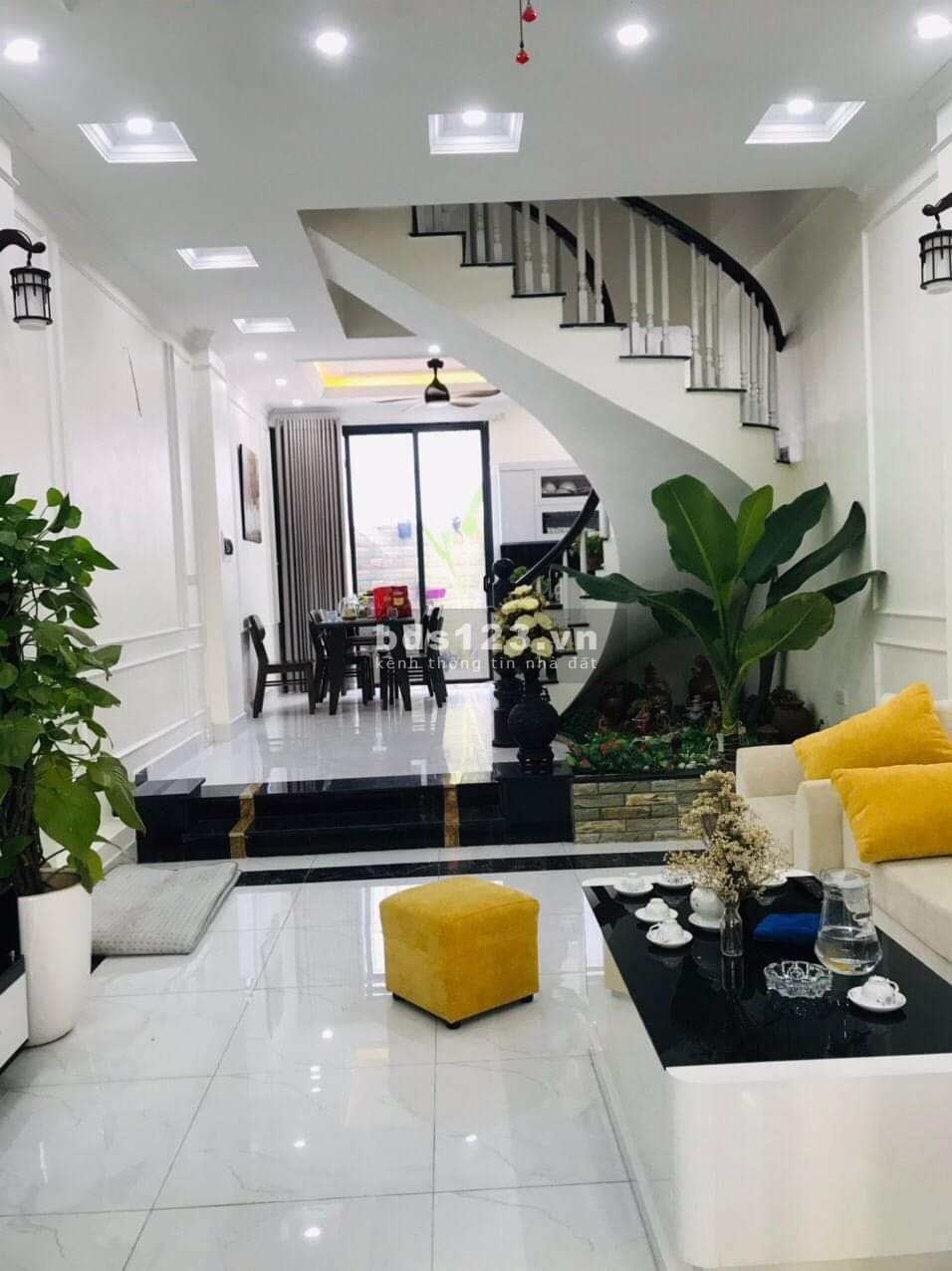 Bán nhà Tứ Liên, nhà hiếm, oto đỗ cổng, 69m2, 7.3 tỷ