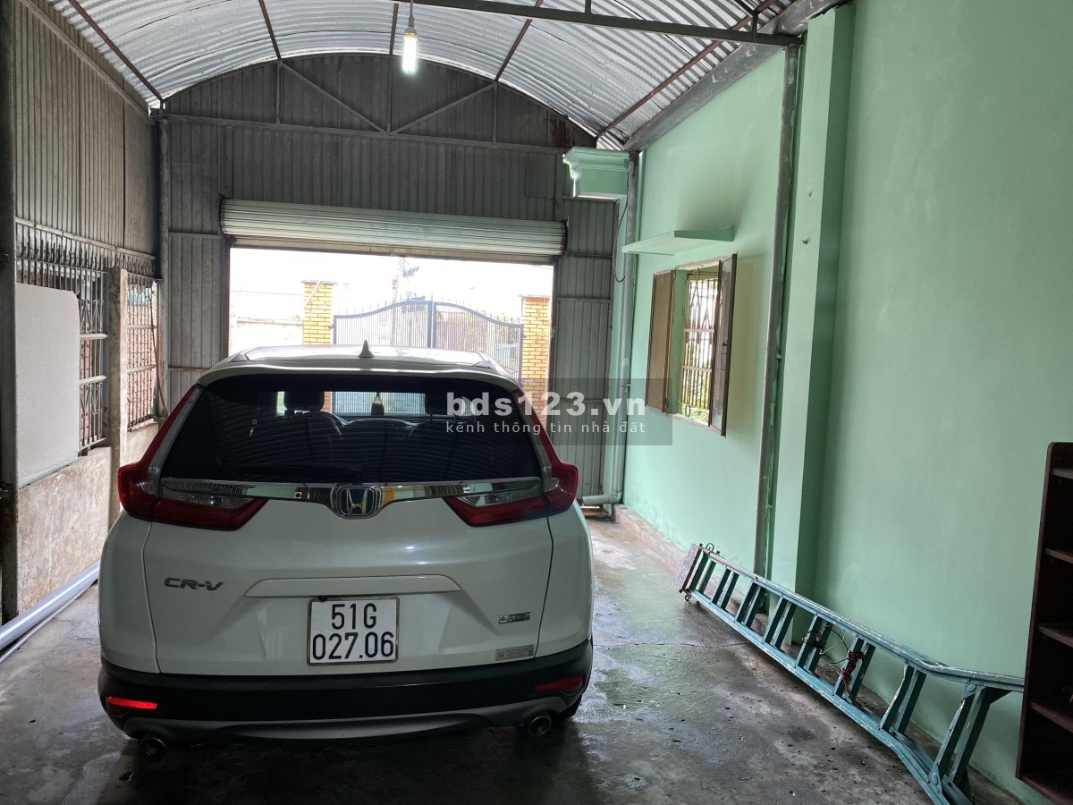 Nhà + kho diện tích 250m2, mới sơn sửa, hẻm oto, 3 phòng ngủ rất rộng rãi