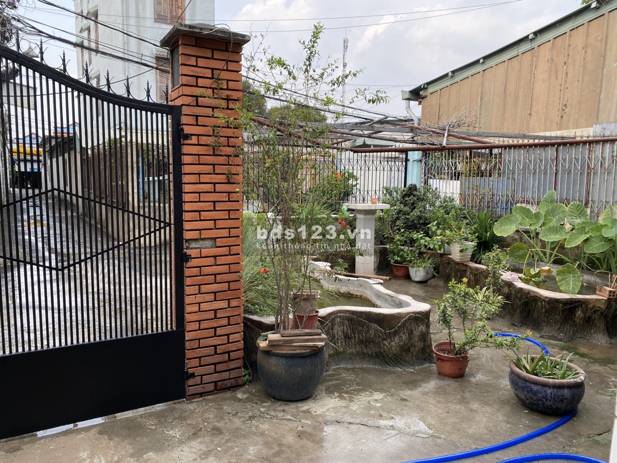 Nhà + kho diện tích 250m2, mới sơn sửa, hẻm oto, 3 phòng ngủ rất rộng rãi