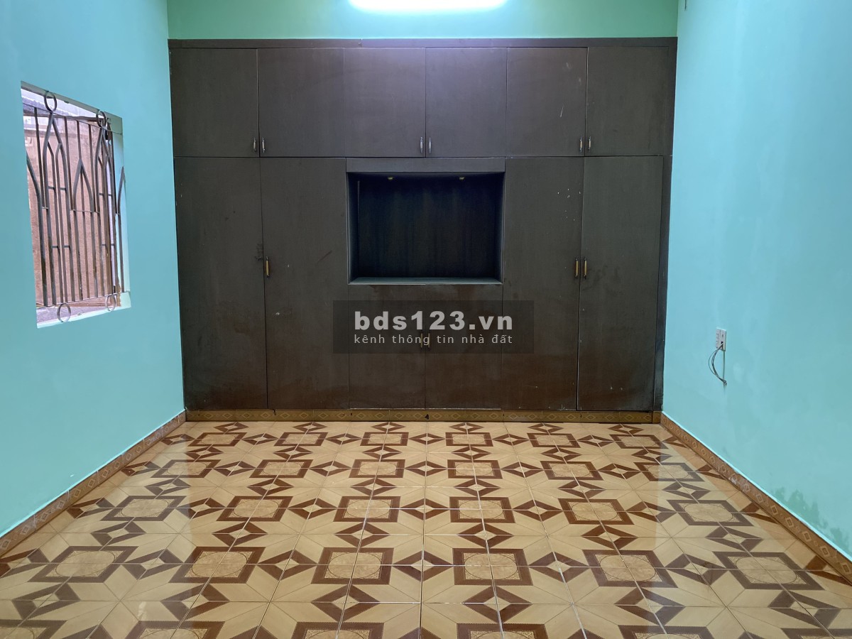 Nhà + kho diện tích 250m2, mới sơn sửa, hẻm oto, 3 phòng ngủ rất rộng rãi