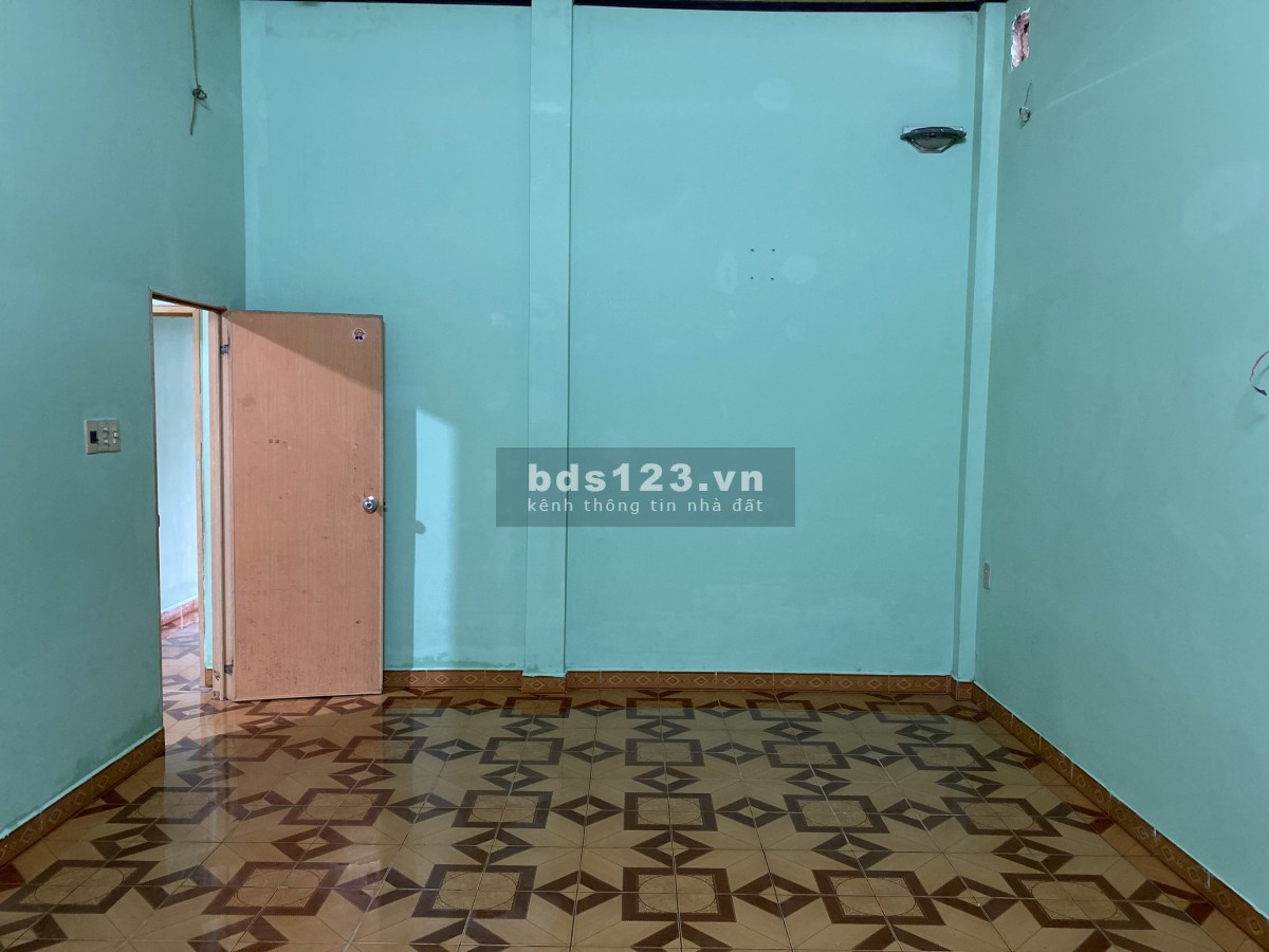 Nhà + kho diện tích 250m2, mới sơn sửa, hẻm oto, 3 phòng ngủ rất rộng rãi