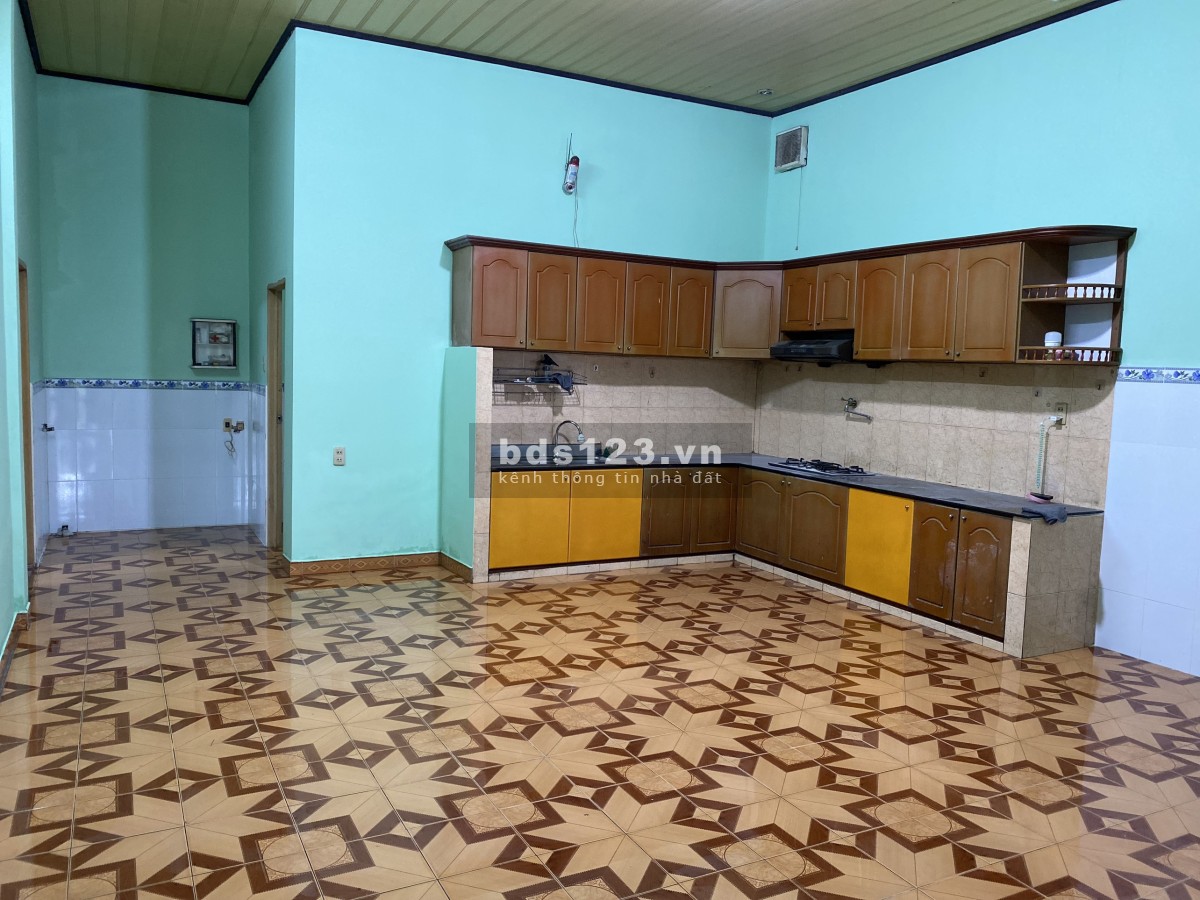 Nhà + kho diện tích 250m2, mới sơn sửa, hẻm oto, 3 phòng ngủ rất rộng rãi