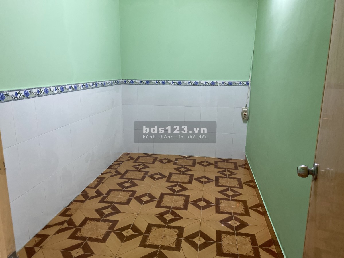 Nhà + kho diện tích 250m2, mới sơn sửa, hẻm oto, 3 phòng ngủ rất rộng rãi