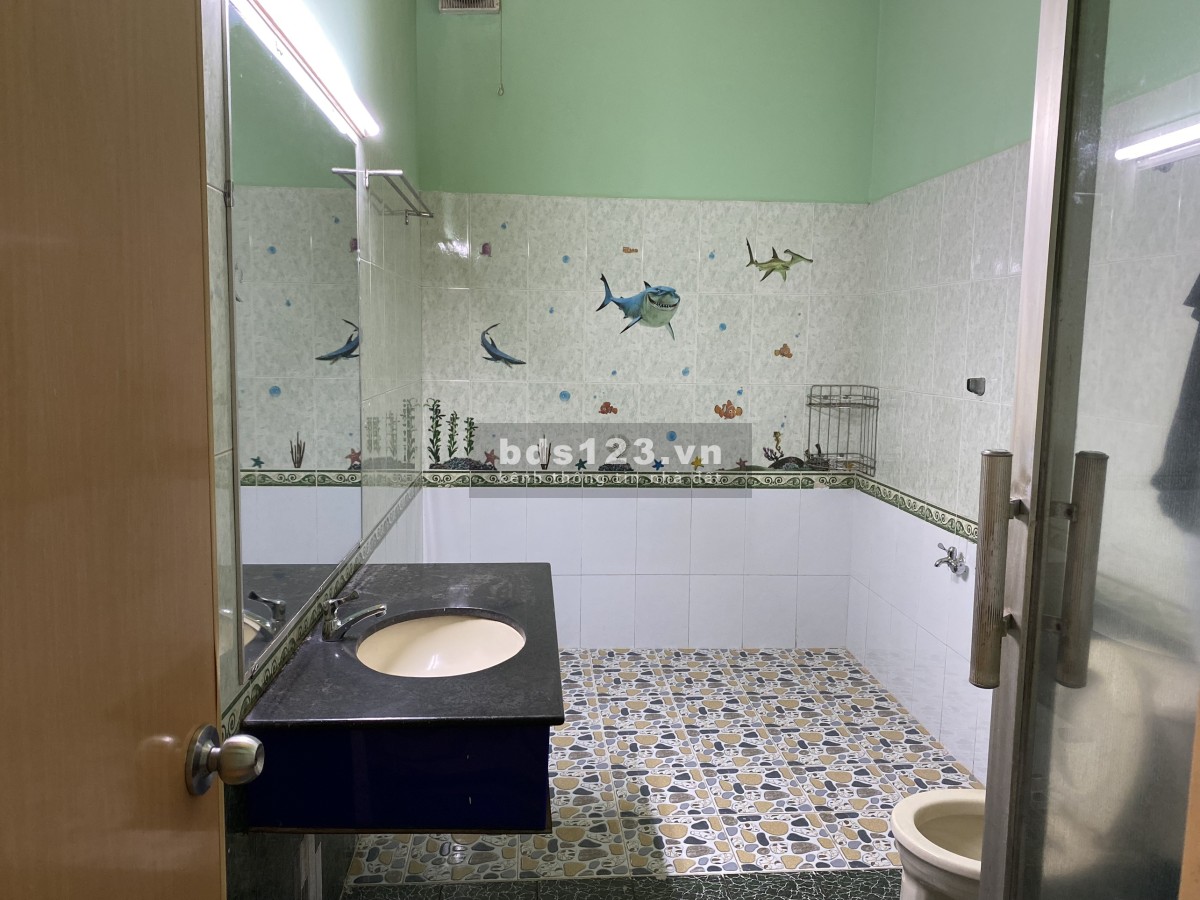 Nhà + kho diện tích 250m2, mới sơn sửa, hẻm oto, 3 phòng ngủ rất rộng rãi