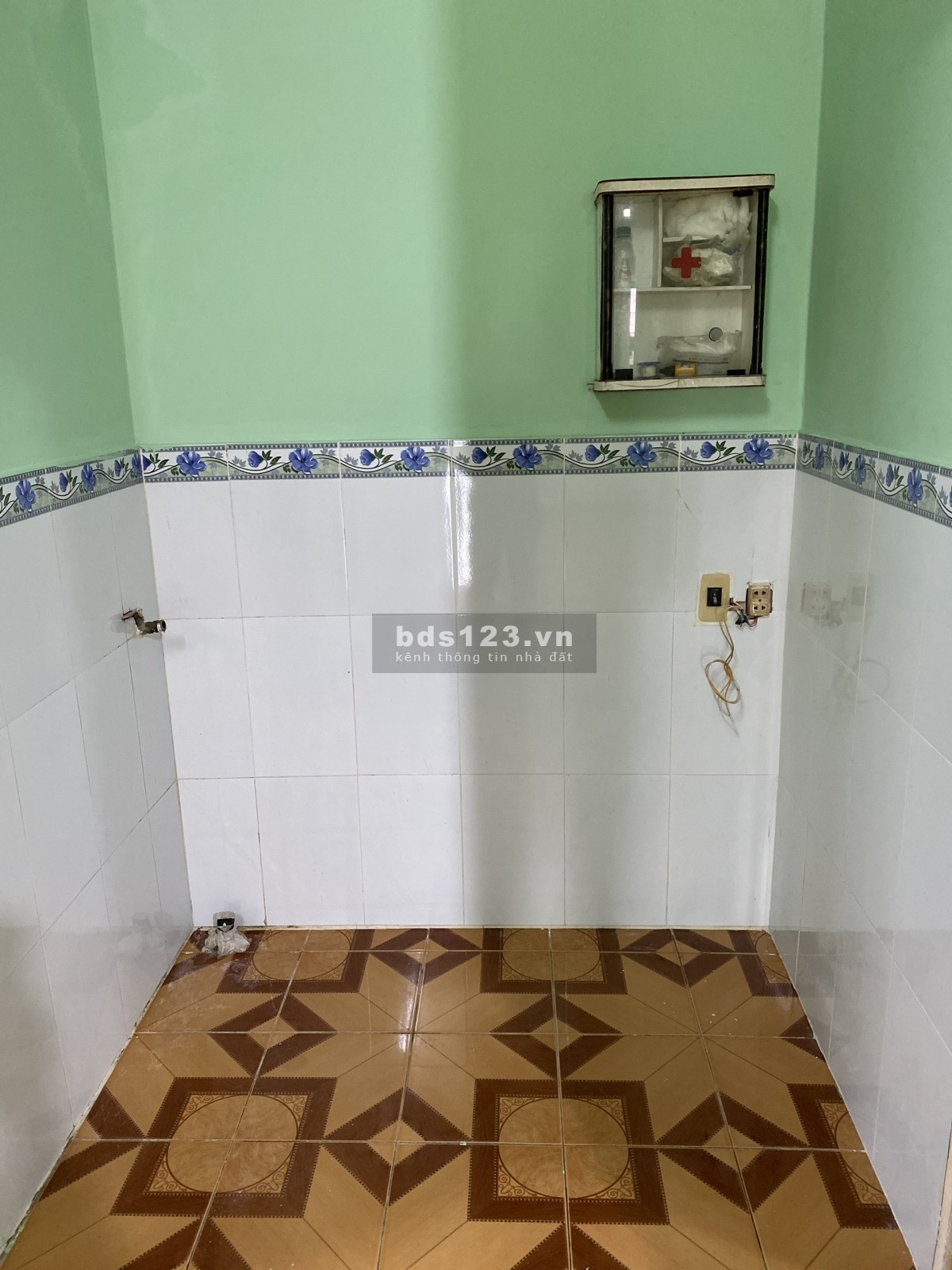 Nhà + kho diện tích 250m2, mới sơn sửa, hẻm oto, 3 phòng ngủ rất rộng rãi