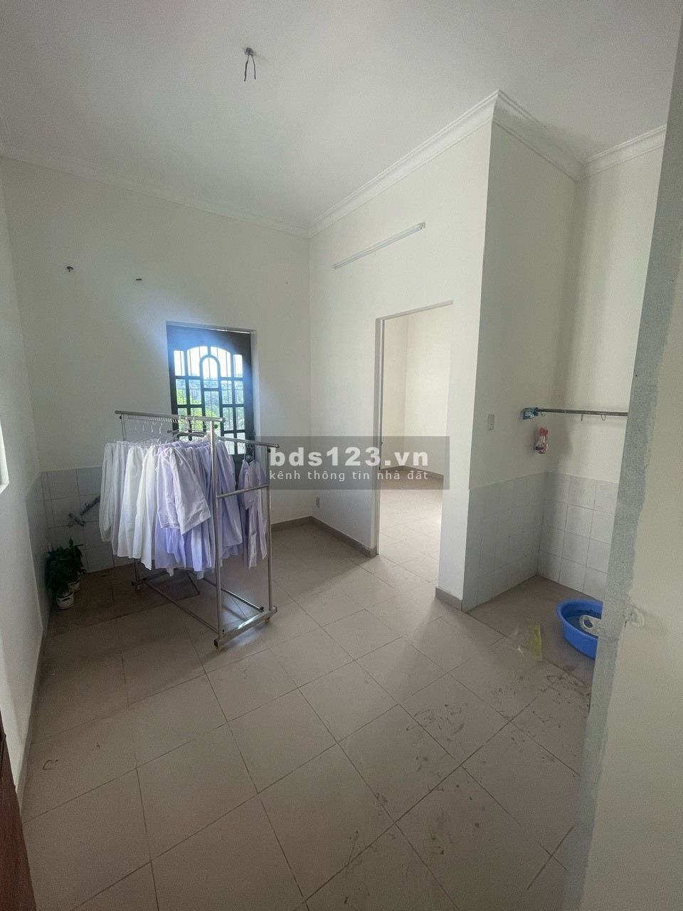 Nhà 1 trệt 2 lầu, 5pn mặt tiền đường lớn, sân rộng đậu xe tải. Cho làm CHDV