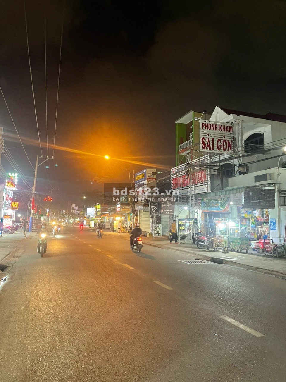 Nhà 1 trệt 2 lầu, 5pn mặt tiền đường lớn, sân rộng đậu xe tải. Cho làm CHDV