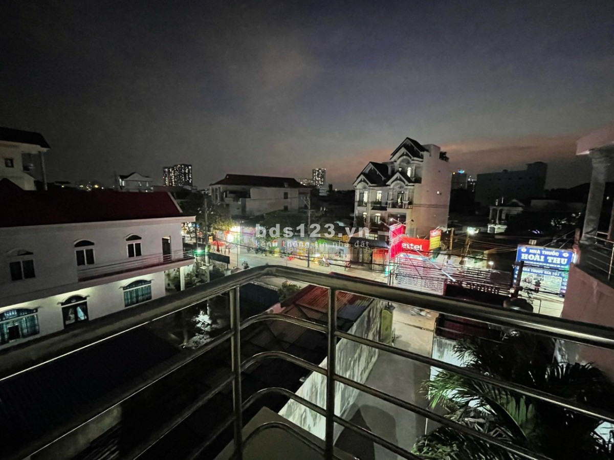 Nhà 1 trệt 2 lầu, 5pn mặt tiền đường lớn, sân rộng đậu xe tải. Cho làm CHDV