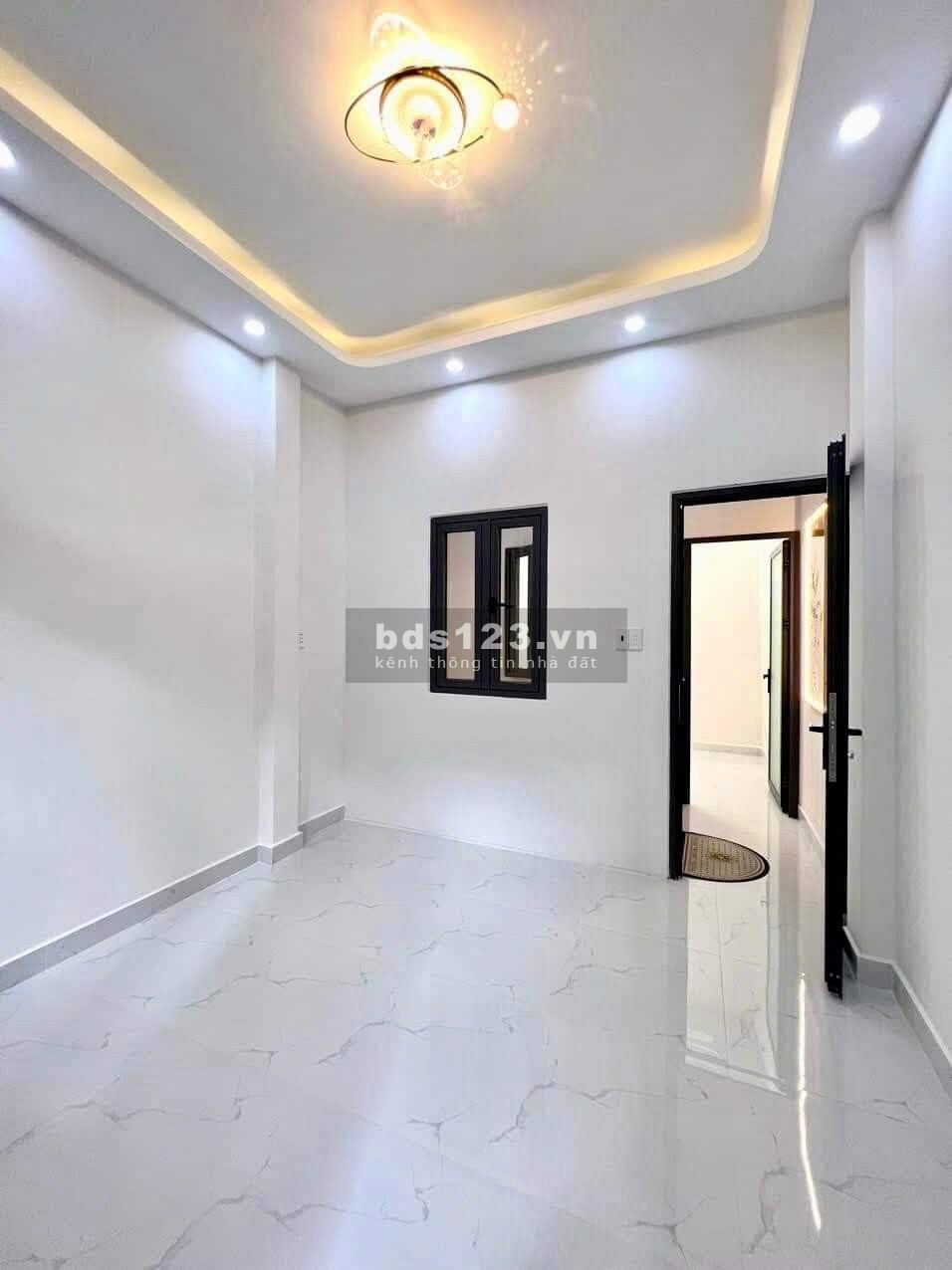 Nhà 2 mặt tiền trước sau đường Võ Văn Tần, Phường 5, Quận 3, Dt: 4x18, DTSD: 250m2. Giá: 80 tr/th