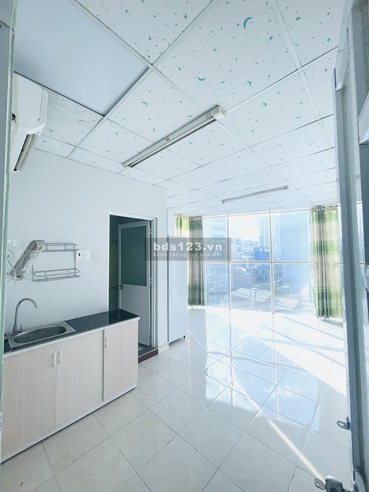 Phòng trọ có nội thất đầy đủ có cửa kính ánh sáng full phòng