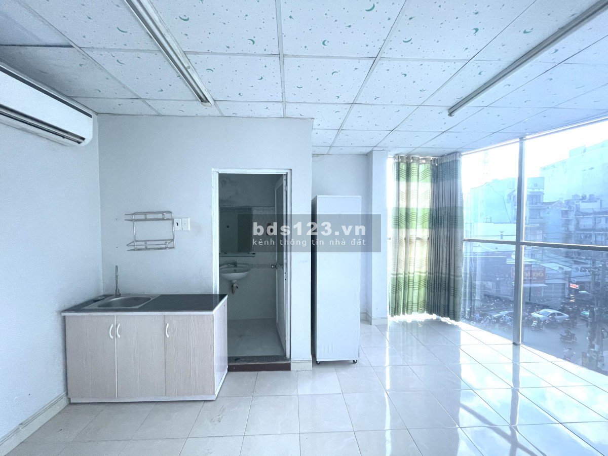 Phòng trọ có nội thất đầy đủ có cửa kính ánh sáng full phòng